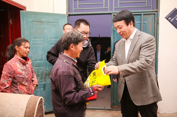 中國華融黨委副書記、監(jiān)事長胡建忠一行赴四川宣漢縣調(diào)研督導扶貧工作